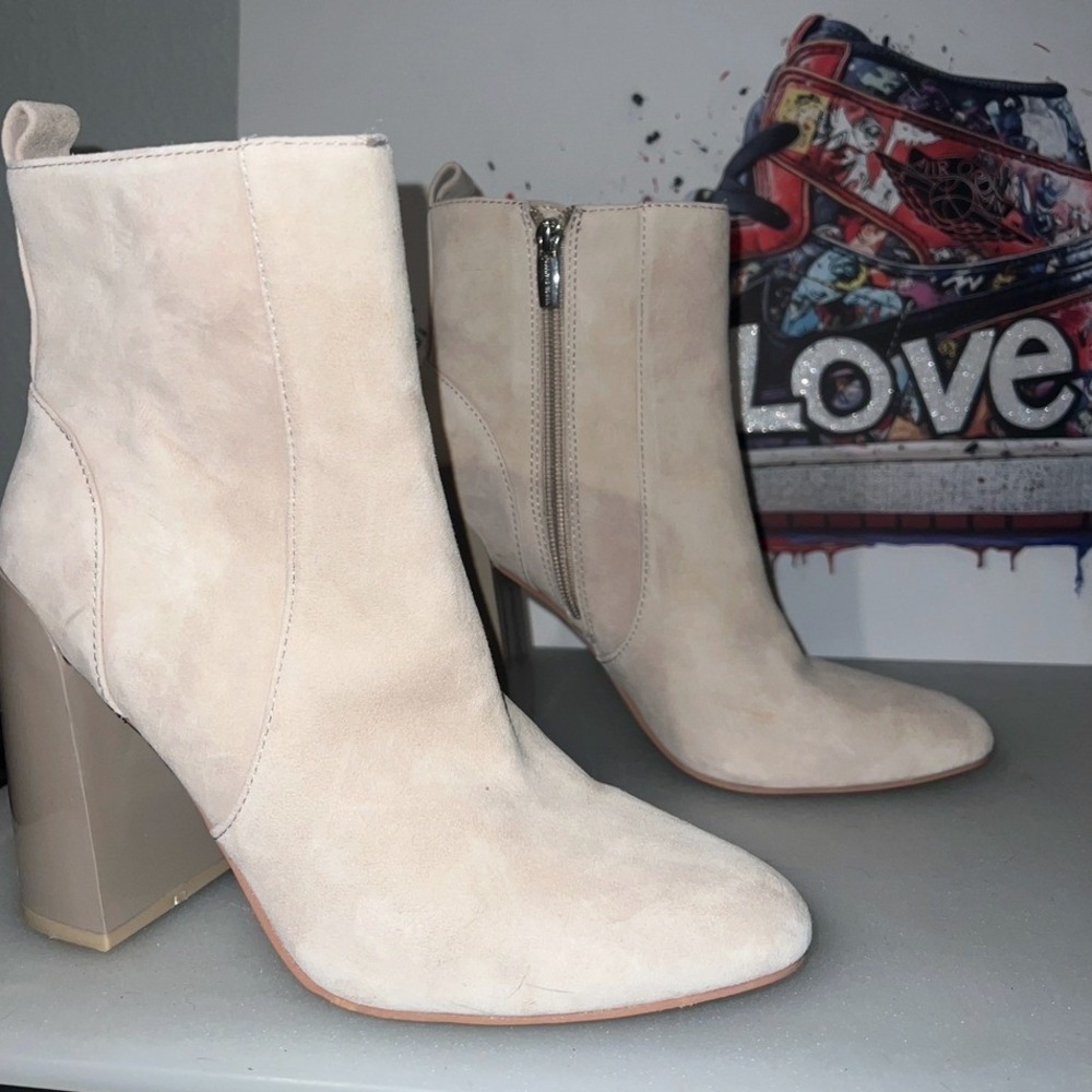 Vince Camuto Enverna Bootie Womens 8 Beige Excellent Suede Block Heel Ankle Boot